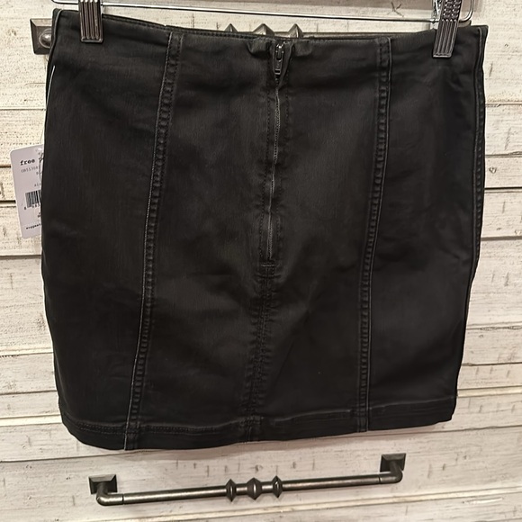 Free people black Jean skirt size 6, new never worn - Picture 2 of 3